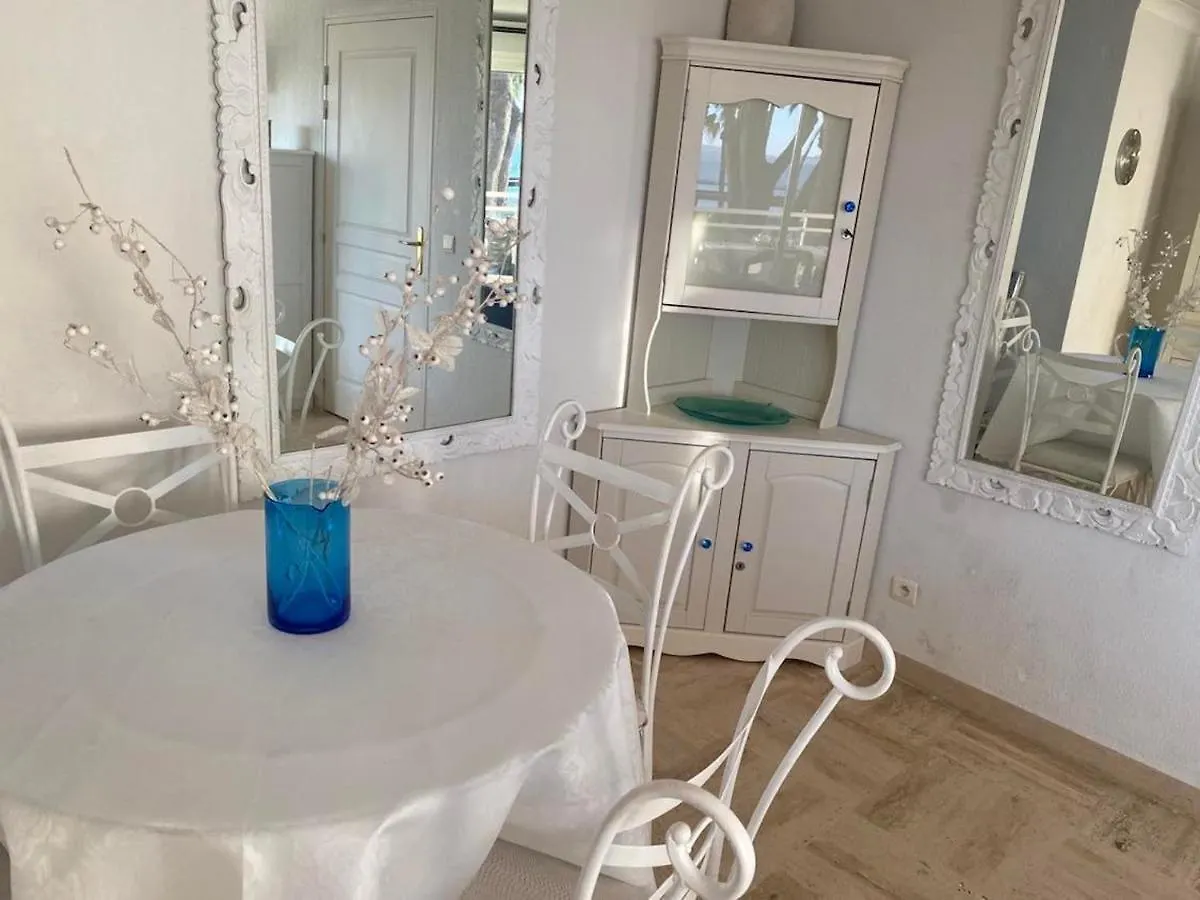 Appartement Sur La Plage, Le Royal Beach Saint-Laurent-du-Var Apartment
